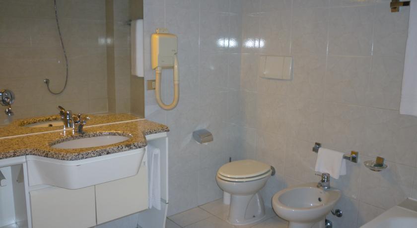 Hotel Ascot Бинаско Экстерьер фото