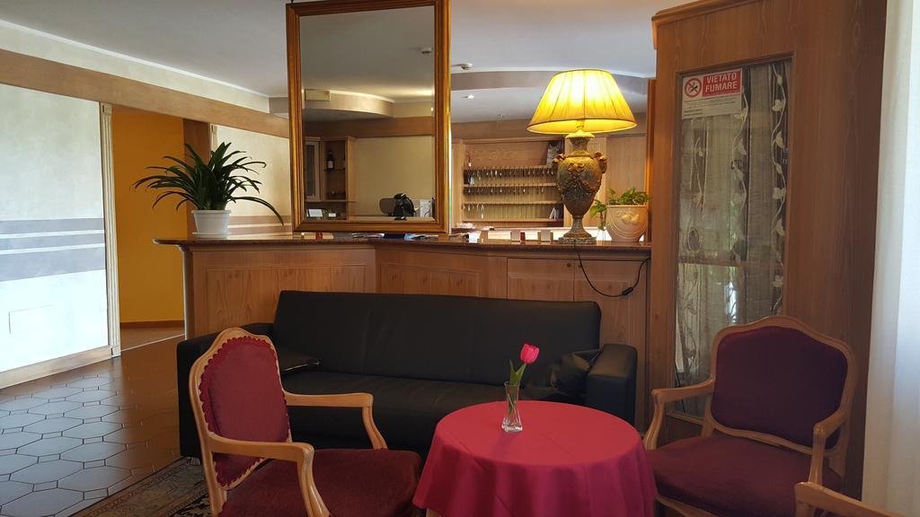 Hotel Ascot Бинаско Экстерьер фото