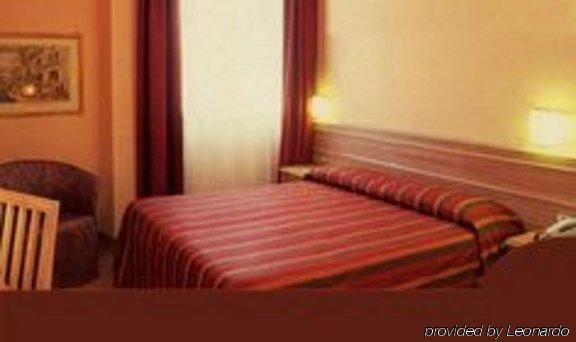 Hotel Ascot Бинаско Номер фото